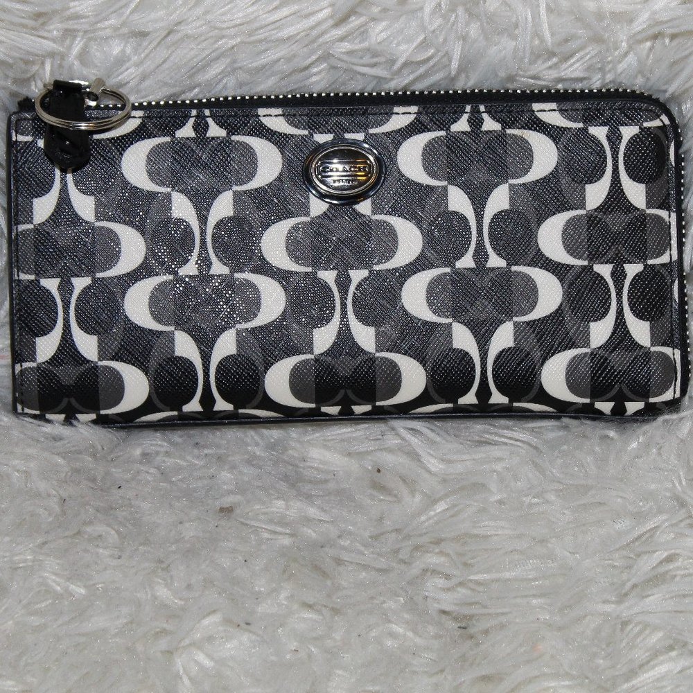 Coach Peyton Signature Slim Zip Wallet